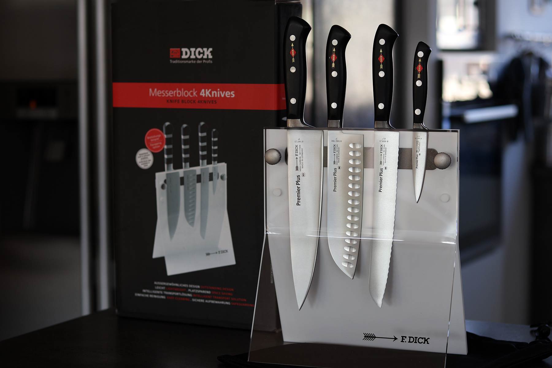 bily-magneticky-stojan-s-kovanymi-nozi-ze-serie-premier-plus-0c7c79e56e71223dd07085bdcd4e501d